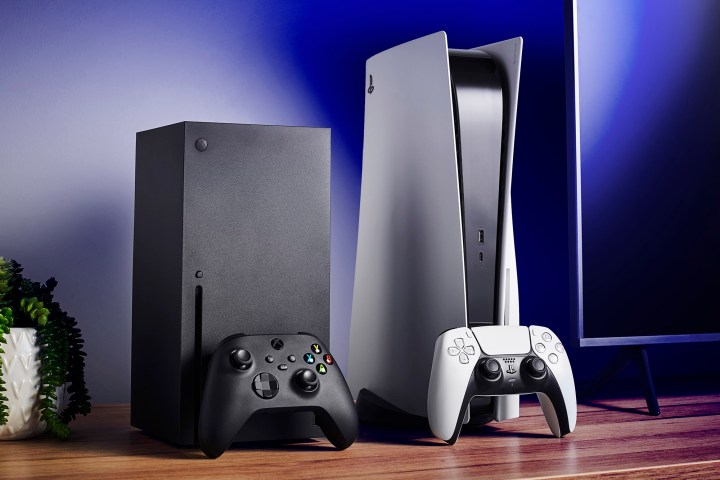 Salon avec consoles de jeux vidéo Microsoft Xbox Series X (L) et Sony PlayStation 5, télévision et barre de son.