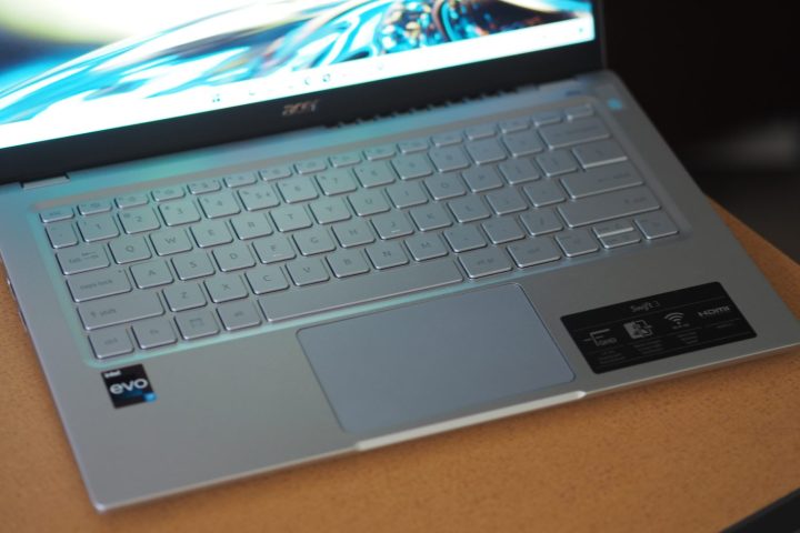 Acer Swift 3 2022 vista dall'alto verso il basso che mostra tastiera e touchpad.