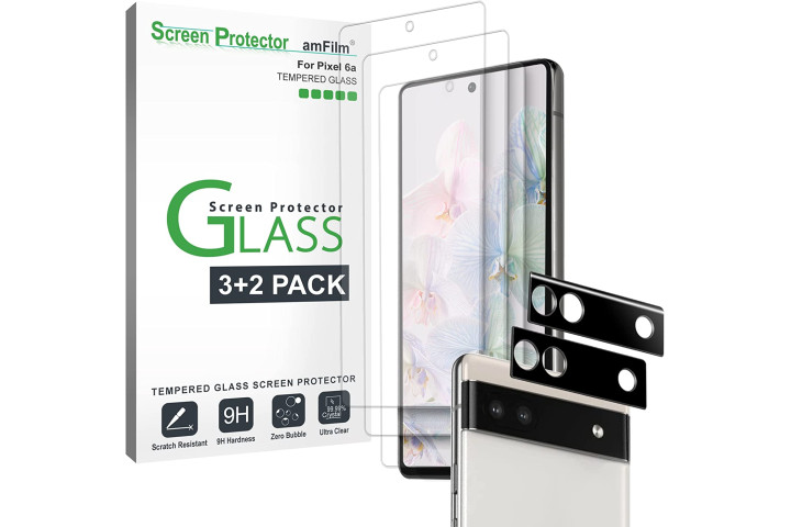 Protetor de tela de vidro temperado amFilm para o Google Pixel 6a mostrando o protetor de tela, os protetores de câmera e a embalagem de varejo.