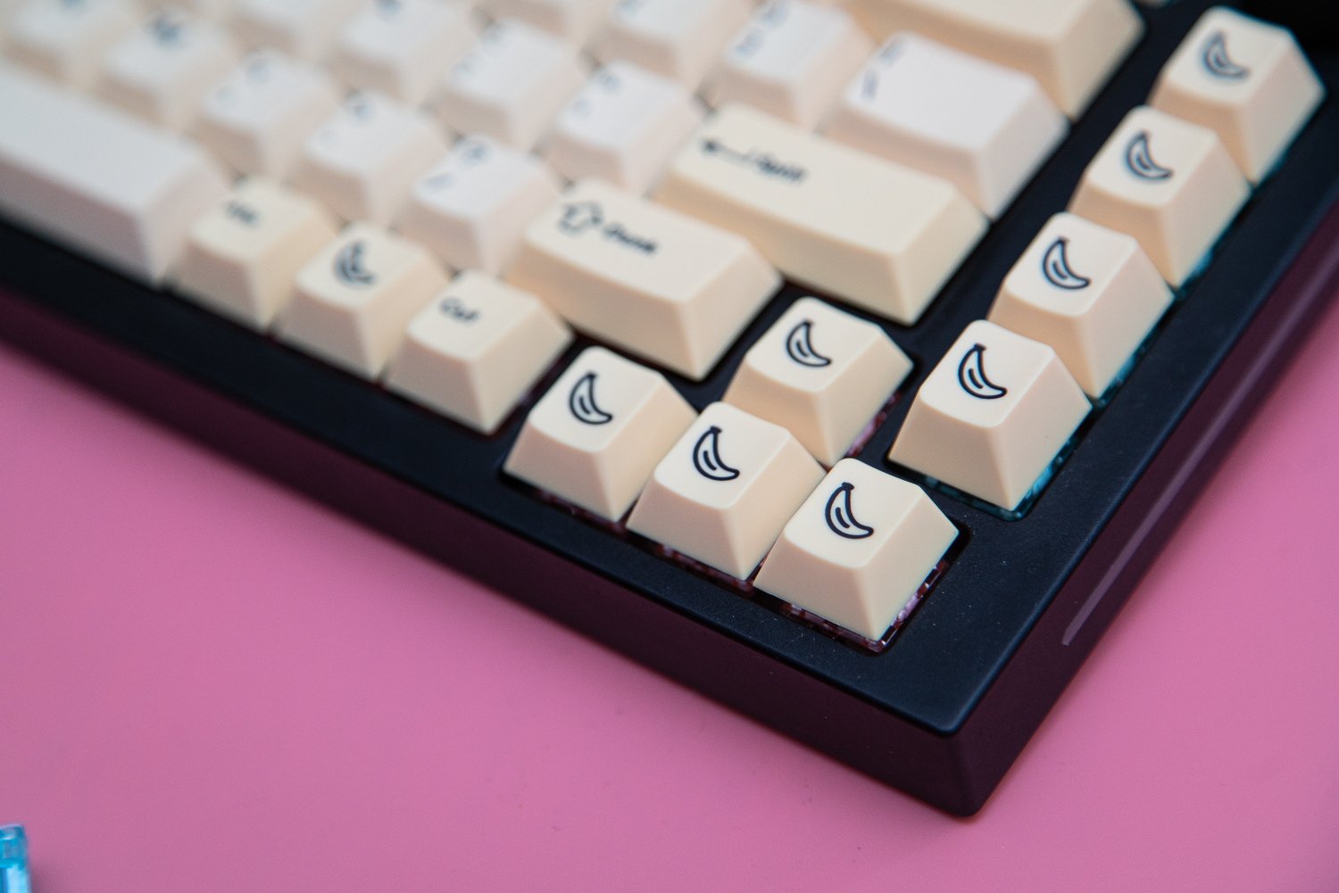 Keycaps com bananas em um teclado de jogo.