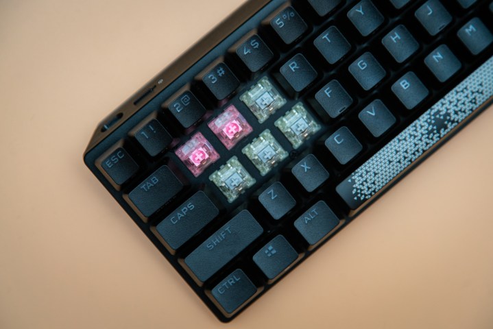 Switch Jelly Pink nella tastiera Corsair K70 Pro Mini.