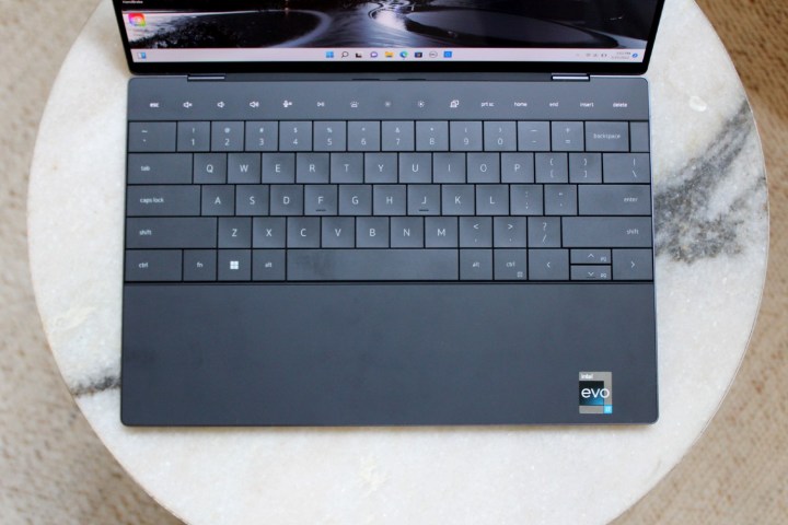 Uppifrån av tangentbordet Dell XPS 13 Plus.