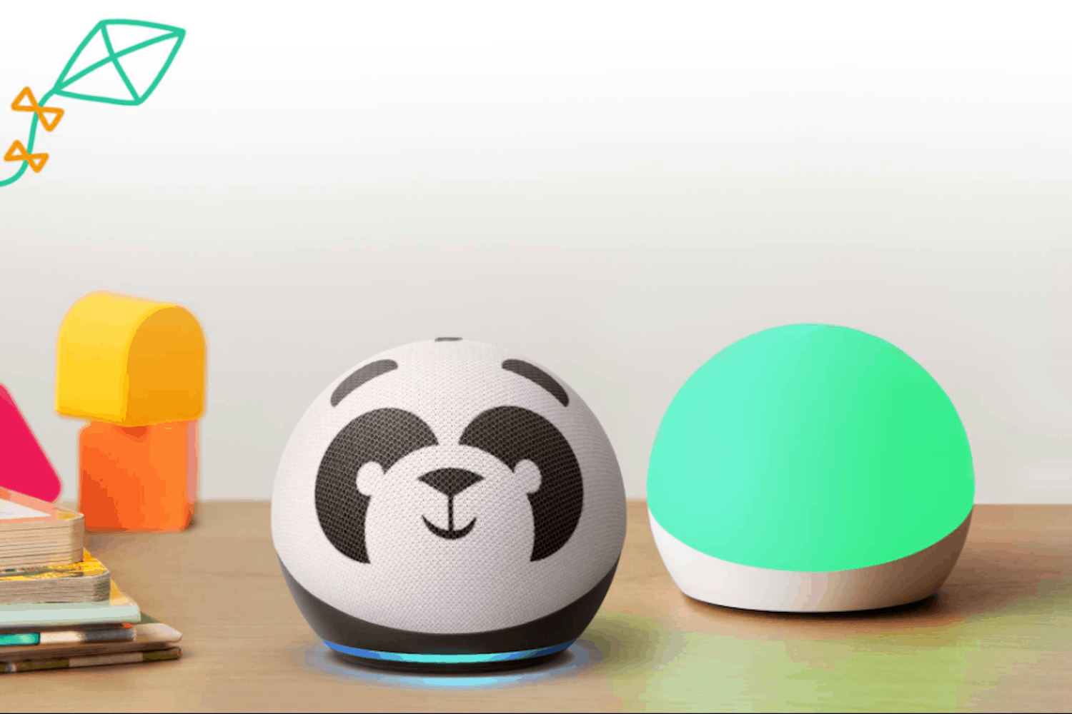 Crianças Echo Dot (panda) com Echo Glow na mesa das crianças.