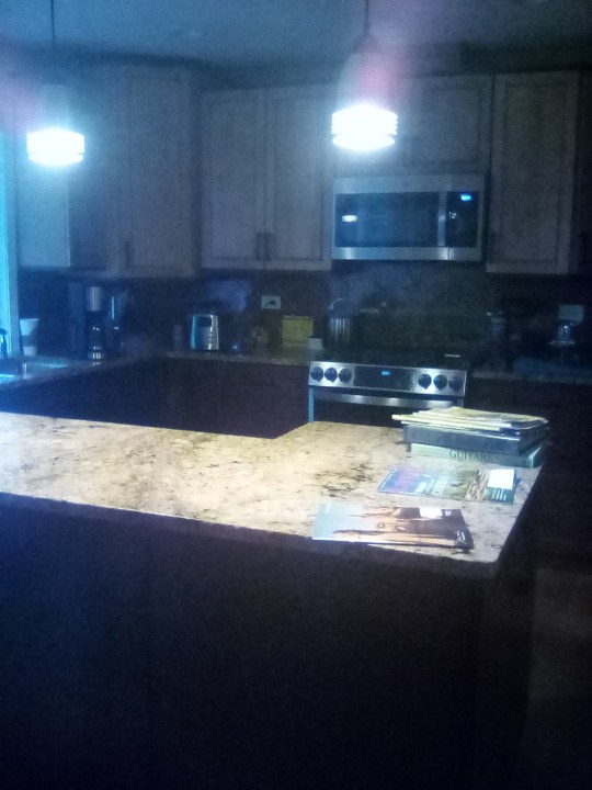 Una foto scattata con il Fire 7 di una cucina poco illuminata. La fotografia è sfocata e sgranata a causa della scarsa fotocamera del dispositivo.
