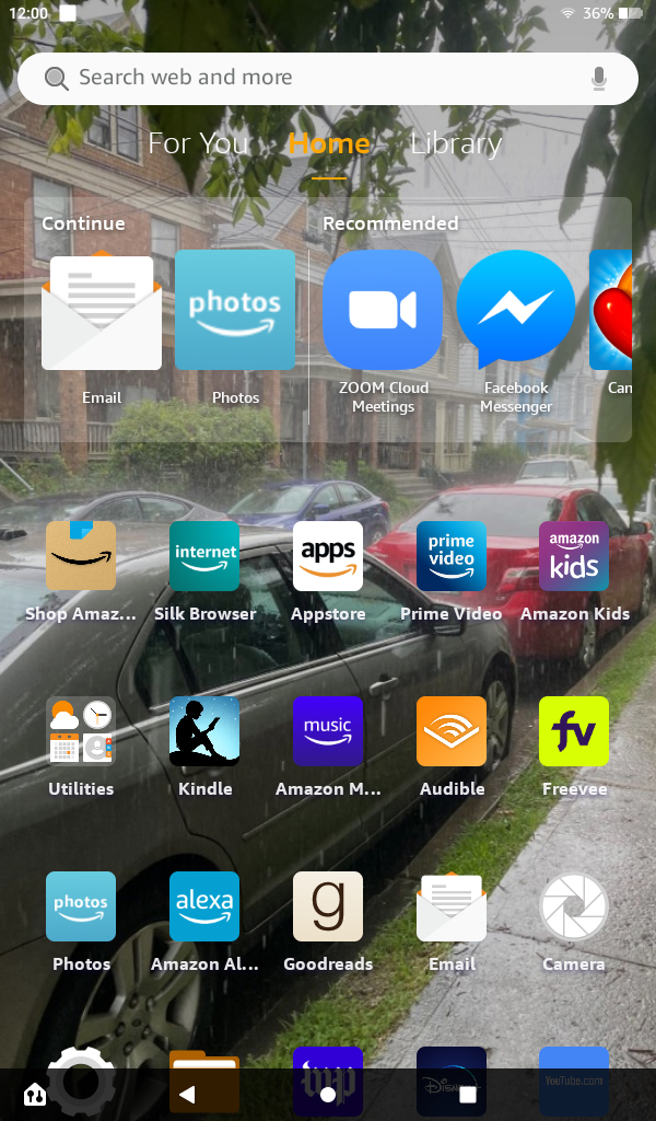 Screenshot dal tablet Fire 7 (2022), che mostra la schermata iniziale con diverse app installate.