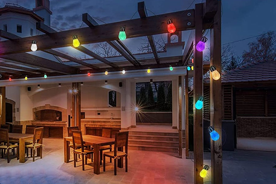 Gaoxun Smart Outdoor String Lights montado em uma treliça de pátio e ligado. 