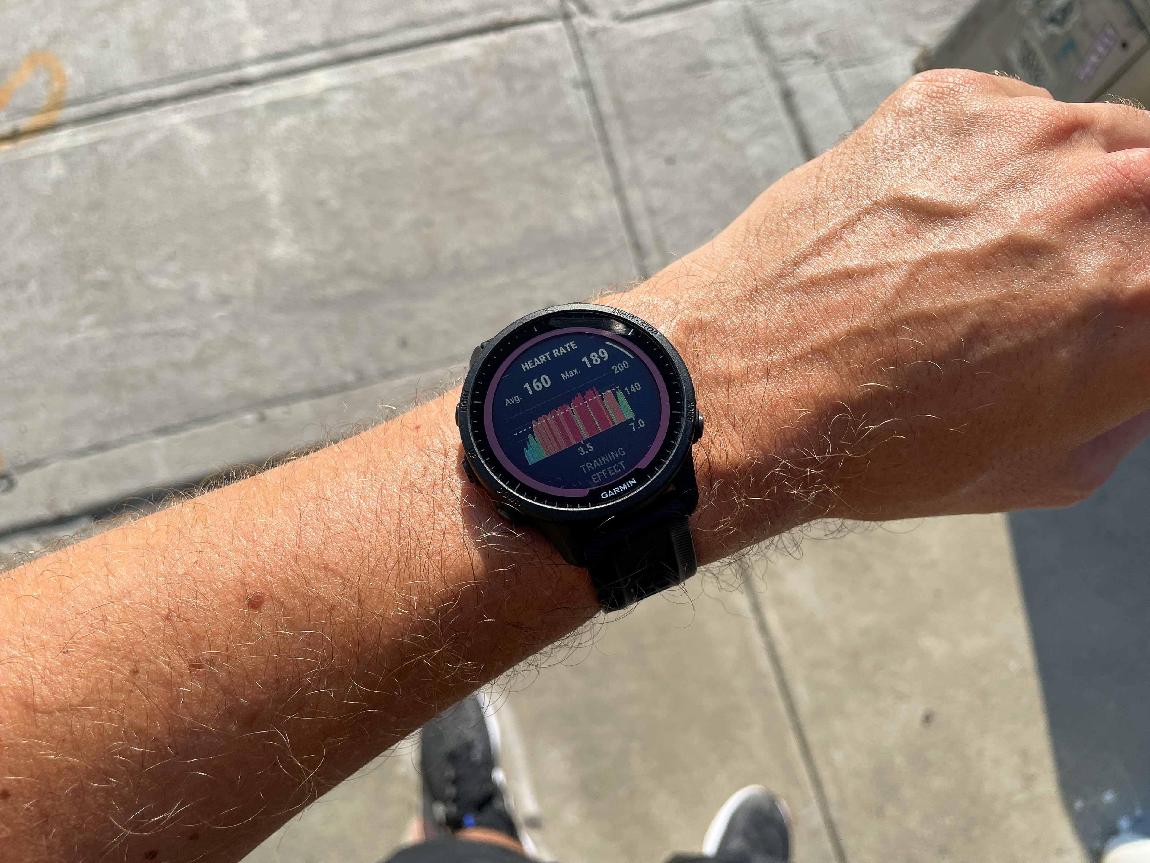 Orologio Garmin Forerunner 955 Solar con visualizzazione delle zone di frequenza cardiaca.