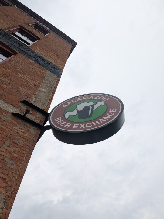 Il segno per un bar su un edificio in mattoni. Si legge "Kalamazoo Beer Exchange".