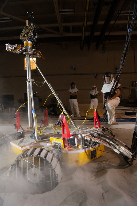El equipo de ingeniería de VIPER observa la capacidad del prototipo del rover para navegar por el esponjoso simulante del suelo lunar en el laboratorio SLOPE en el Centro de Investigación Glenn de la NASA en Cleveland.