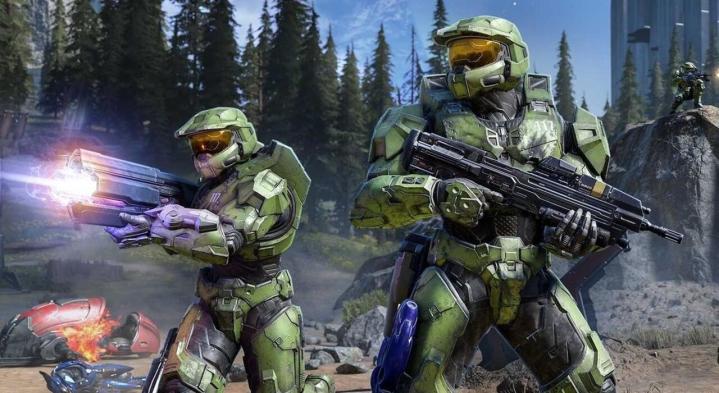 Two Spartans side by side in Halo Infinite.