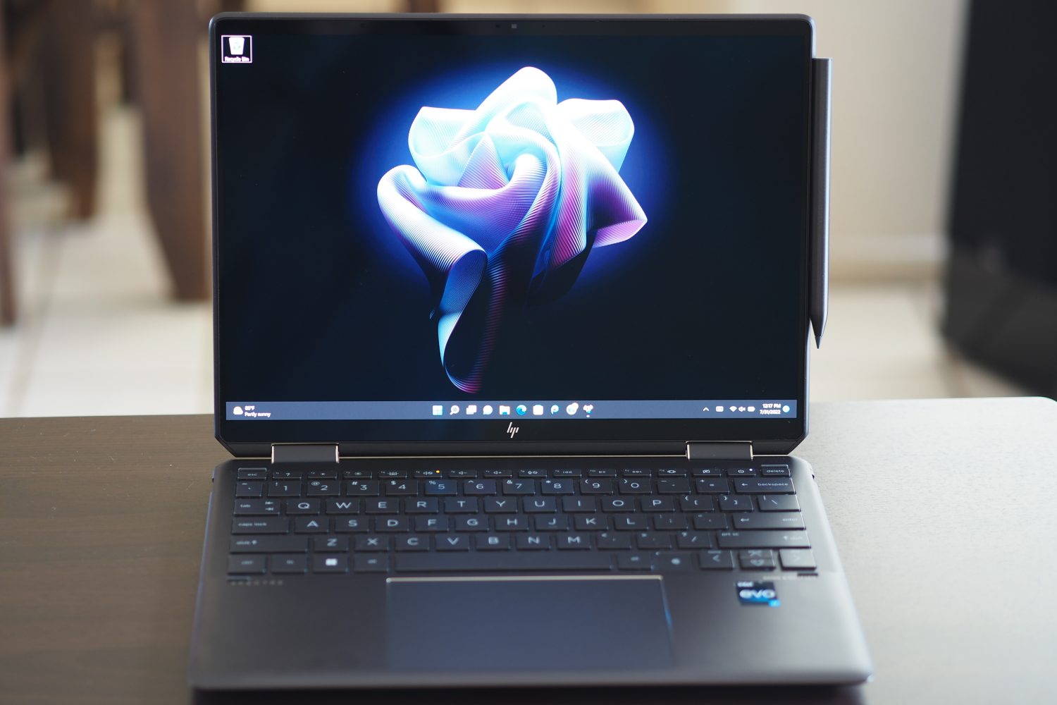 एचपी स्पेक्टर x360 13.5 सामने का दृश्य जिसमें डिस्प्ले और कीबोर्ड डेक दिख रहा है।
