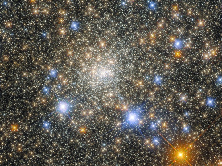 El cúmulo globular Terzan 2 en la constelación de Escorpio aparece en esta observación del Telescopio Espacial Hubble de la NASA / ESA. Los cúmulos globulares son cúmulos estables, estrechamente unidos gravitacionalmente de decenas de miles a millones de estrellas que se encuentran en una amplia variedad de galaxias. La intensa atracción gravitacional entre las estrellas estrechamente empaquetadas da a los cúmulos globulares una forma regular y esférica. Como ilustra esta imagen de Terzan 2, los corazones de los cúmulos globulares están llenos de una multitud de estrellas brillantes.