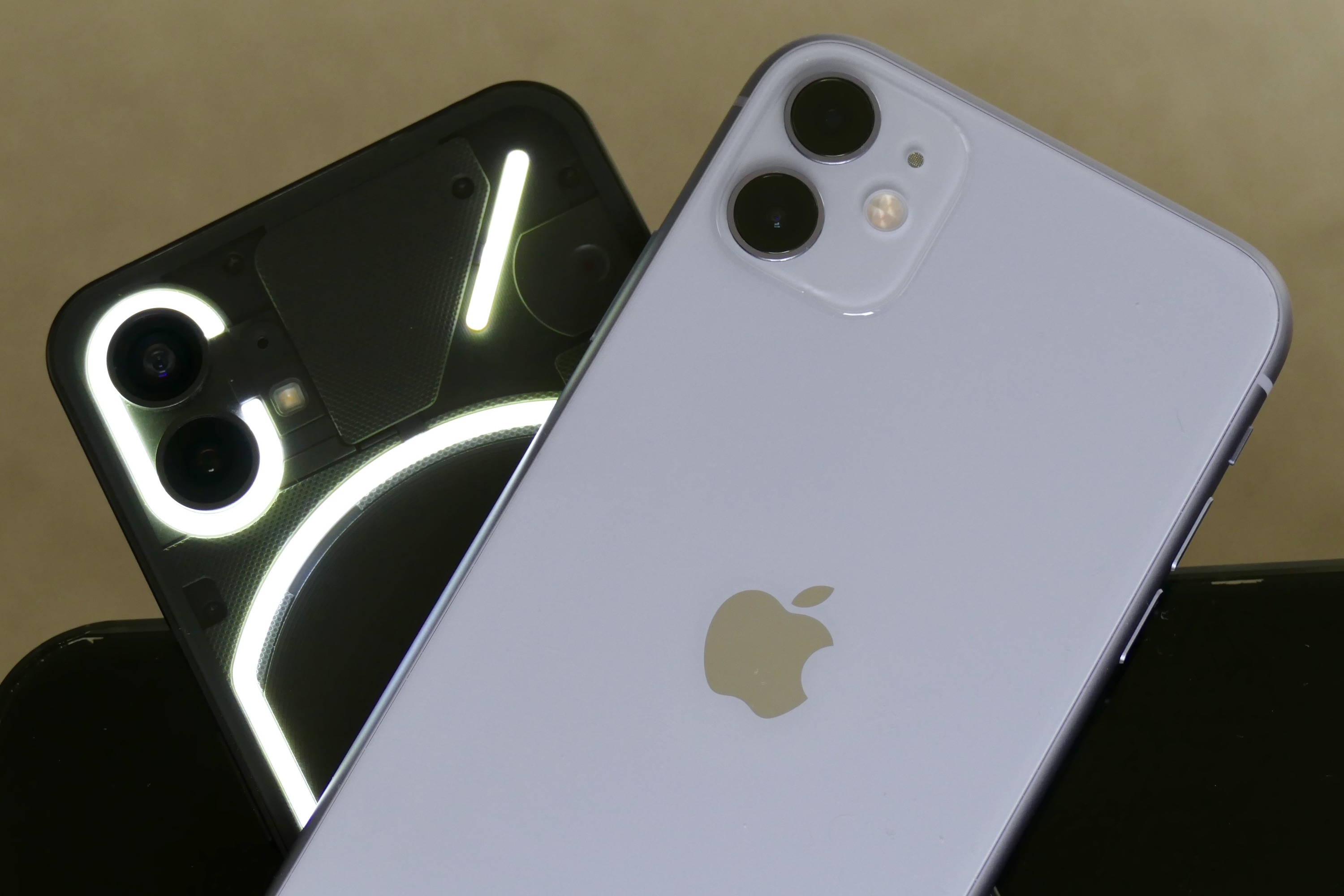 Las cámaras de Nothing Phone 1 y iPhone 11.