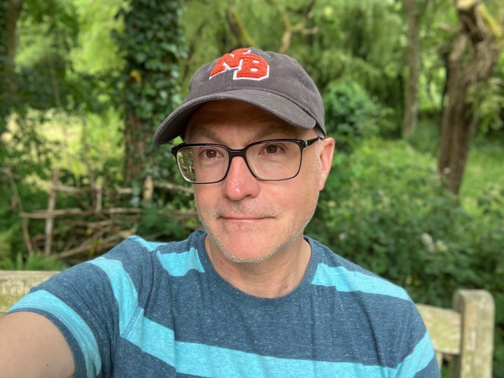 Selfie ritratto realizzato con iPhone SE (2022).