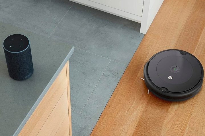 O iRobot Roomba 692 limpa o chão da cozinha.