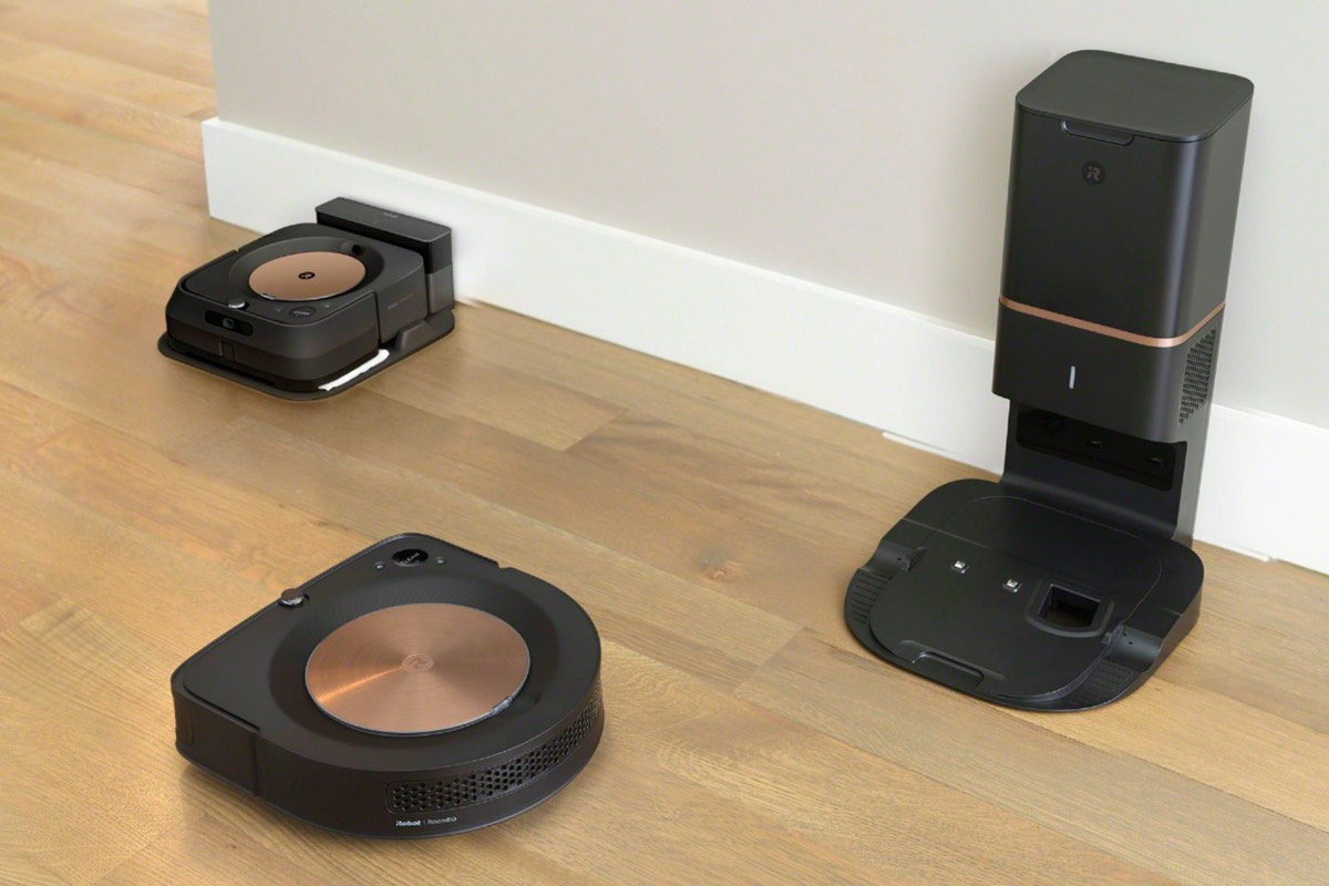 O iRobot Roomba S9+ em um piso de madeira com o esfregão robô Roomba Braava.
