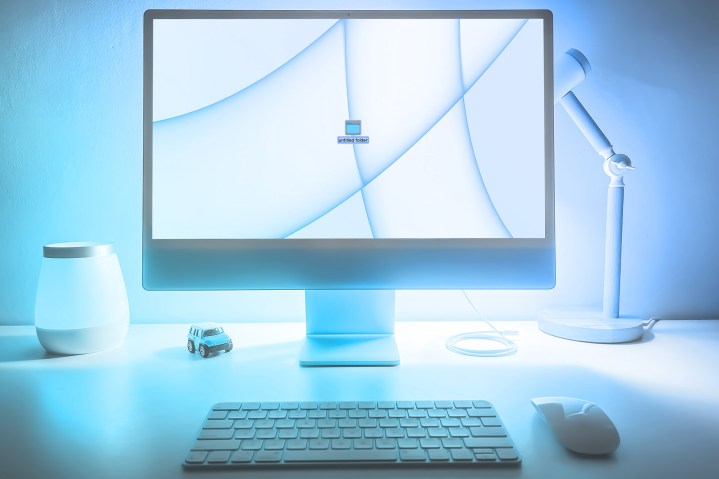 नीले iMac डेस्कटॉप पर एक नया फ़ोल्डर बनाया जाता है।