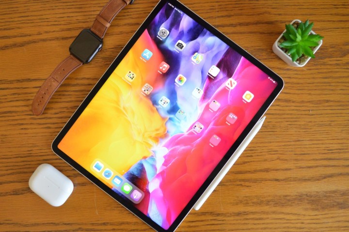 L'iPad Pro su una scrivania accanto a uno stilo e AirPods.