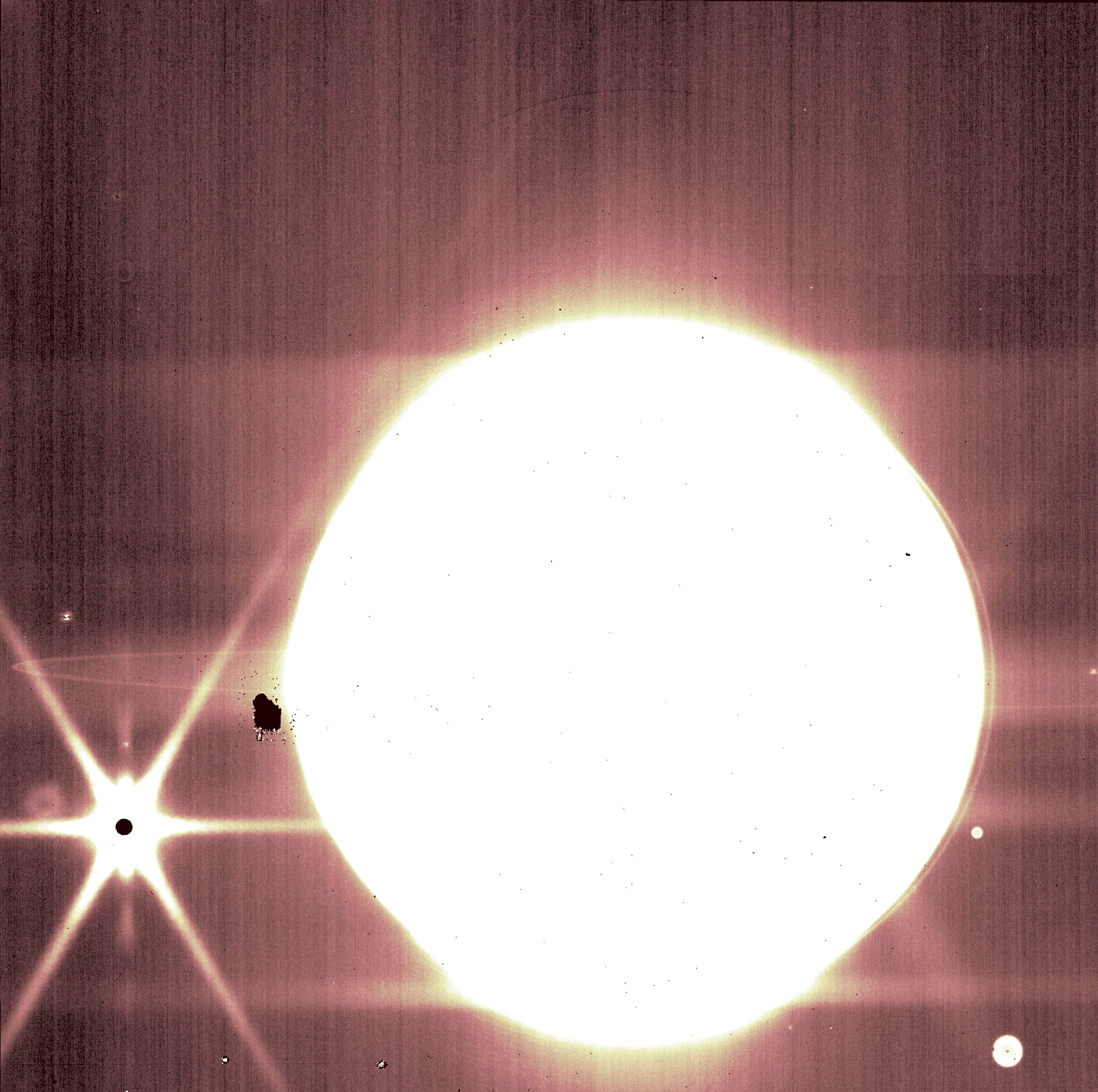 Júpiter e algumas de suas luas são vistos através do filtro de 3,23 mícrons da NIRCam. 