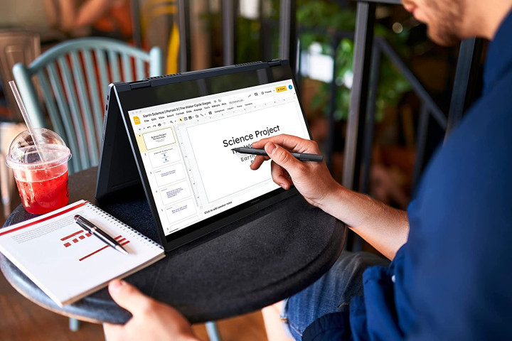 Un hombre dibuja en la pantalla del Chromebook Lenovo Flex 5i 13 en modo tienda.