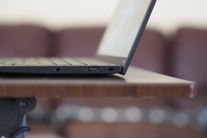 Visão lateral do Lenovo ThinkPad X1 Carbon Gen 10 mostrando a tampa e as portas.