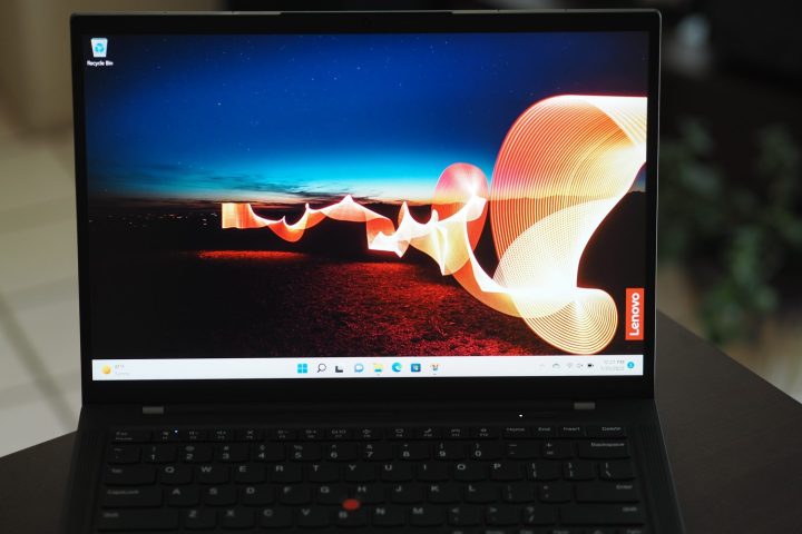 نمای جلوی Lenovo ThinkPad X1 Carbon Gen 10 با نمایشگر.