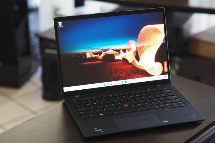 O laptop ThinkPad X1 Carbon Gen 10, aberto com um papel de parede colorido na tela.