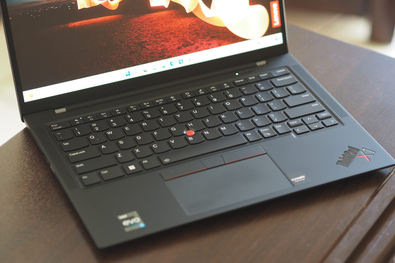 Lenovo ThinkPad X1 Carbon Gen 10 نمای بالا به پایین صفحه کلید و تاچ پد را نشان می دهد.