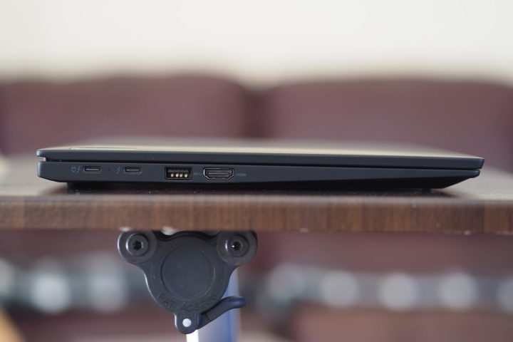 Lenovo ThinkPad X1 Carbon Gen 10 vista laterale sinistra che mostra le porte.