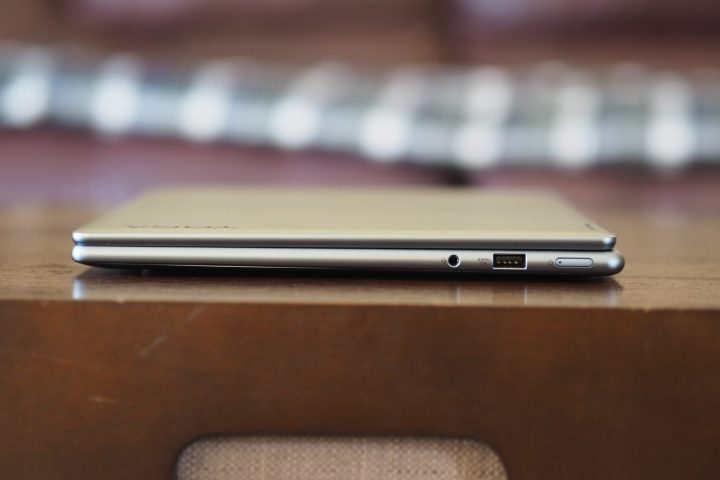 Lenovo Yoga 7i Gen 7 right side view showing ports.