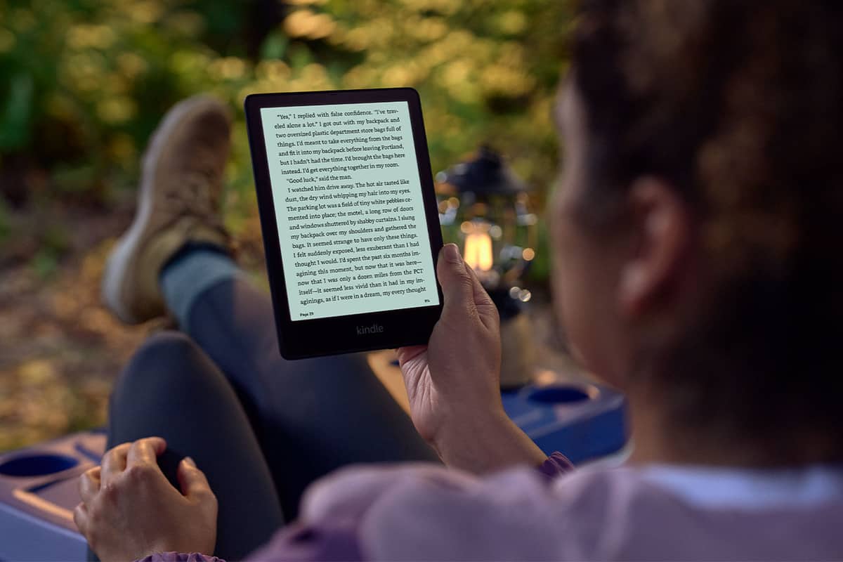 Um pessoal lê em um Kindle Paperwhite enquanto relaxa no acampamento.