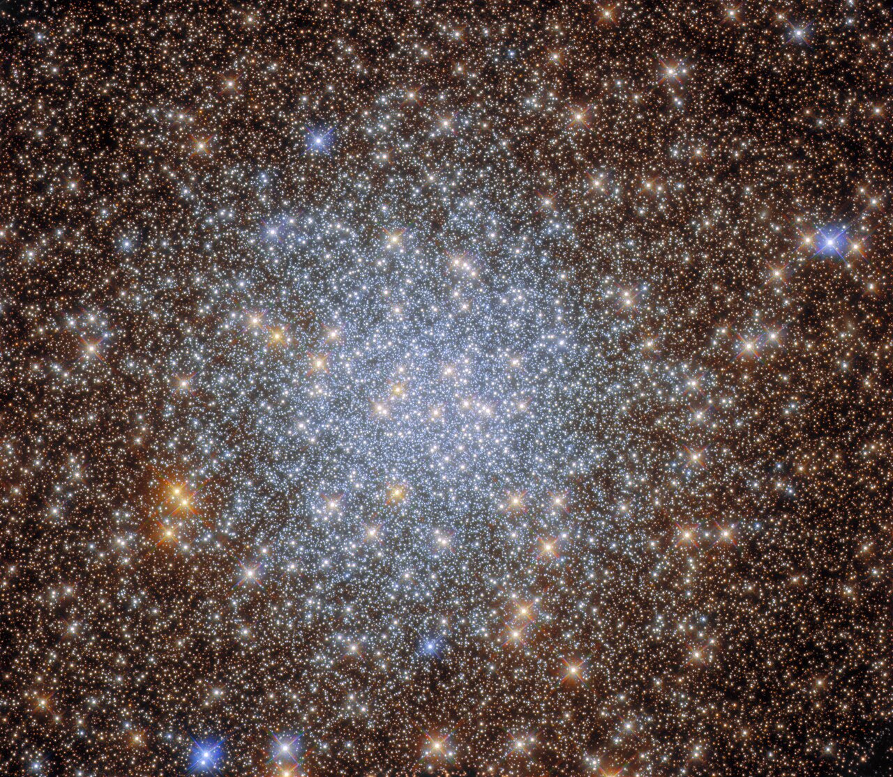 Hubble captura um aglomerado brilhante de milhares de estrelas
