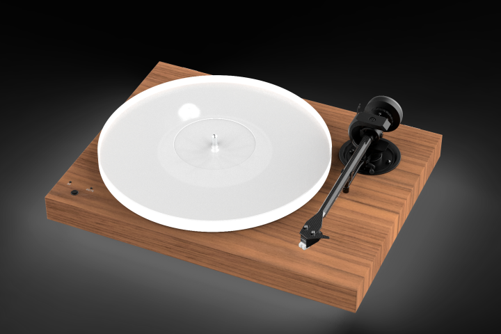 El tocadiscos Pro-Ject X1 B en nogal.