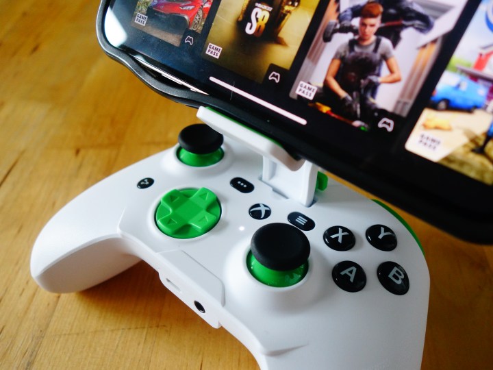 Il controller RiotPWR Xbox Edition si trova su un tavolo.