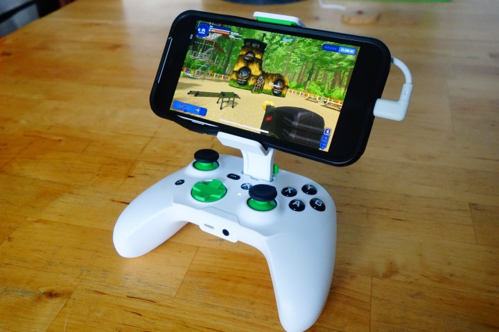 A RiotPWR Xbox Edition controller plays PowerWash Simulator via a phone.