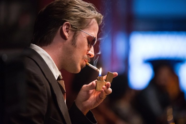 Ryan Gosling allume une cigarette dans The Nice Guys.