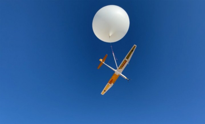   Tim melakukan peluncuran tertambat dari versi awal pesawat layar, di mana ia turun perlahan ke Bumi yang menempel pada balon.
