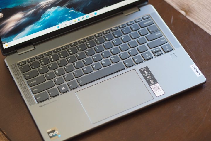 Lenovo Yoga 7i Gen 7 vista dall'alto verso il basso che mostra tastiera e touchpad.