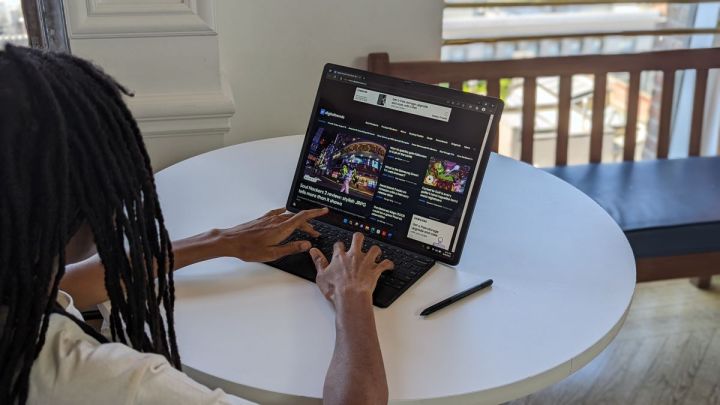ThinkPad X1 Fold 2022 в пейзажен режим, прикрепен към клавиатура.