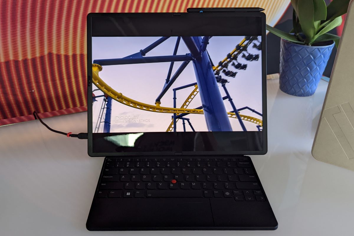 O ThinkPad X1 Fold 2022 no modo paisagem.