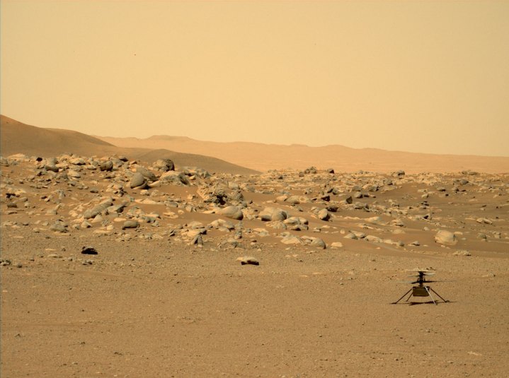 Ingenio en el aeródromo D: Esta imagen del helicóptero Ingenuity Mars de la NASA fue tomada por el instrumento Mastcam-Z del rover Perseverance el 15 de junio de 2021, el día marciano número 114, o sol, de la misión.