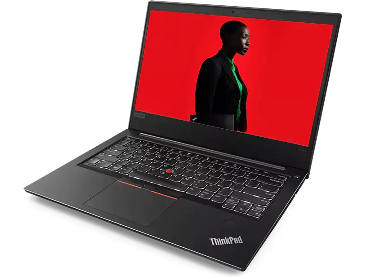 Um laptop Lenovo ThinkPad série E com uma pessoa segurando um laptop ThinkPad na tela contra um fundo vermelho.