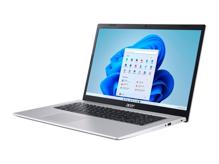 لپ تاپ 17 اینچی Acer Aspire 3 در پس زمینه سفید.