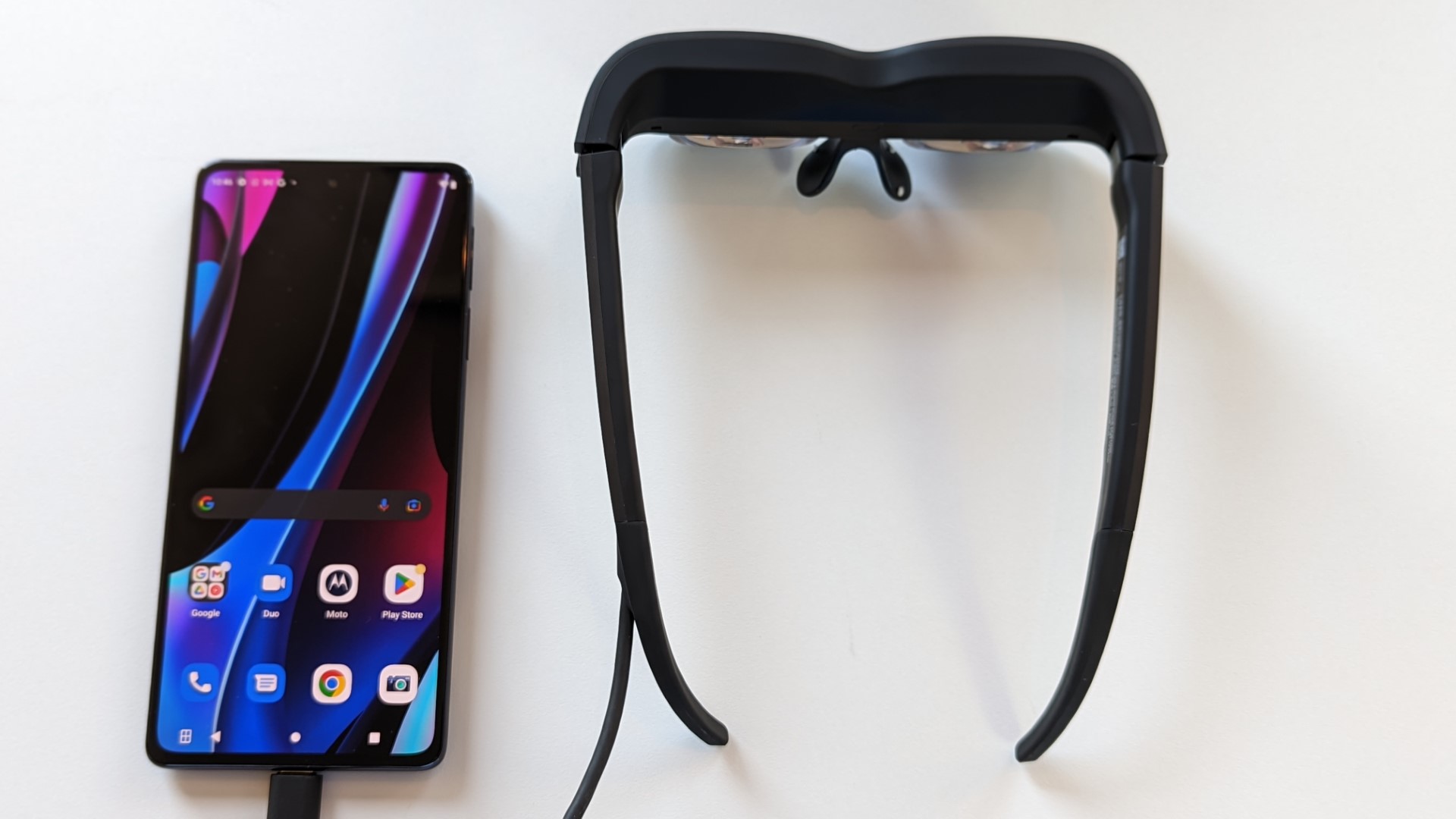 Um telefone Android com os óculos Lenovo T1