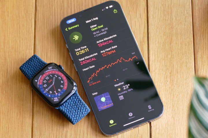 Apple Watch e iPhone 13 Pro mostrando dados de treino.