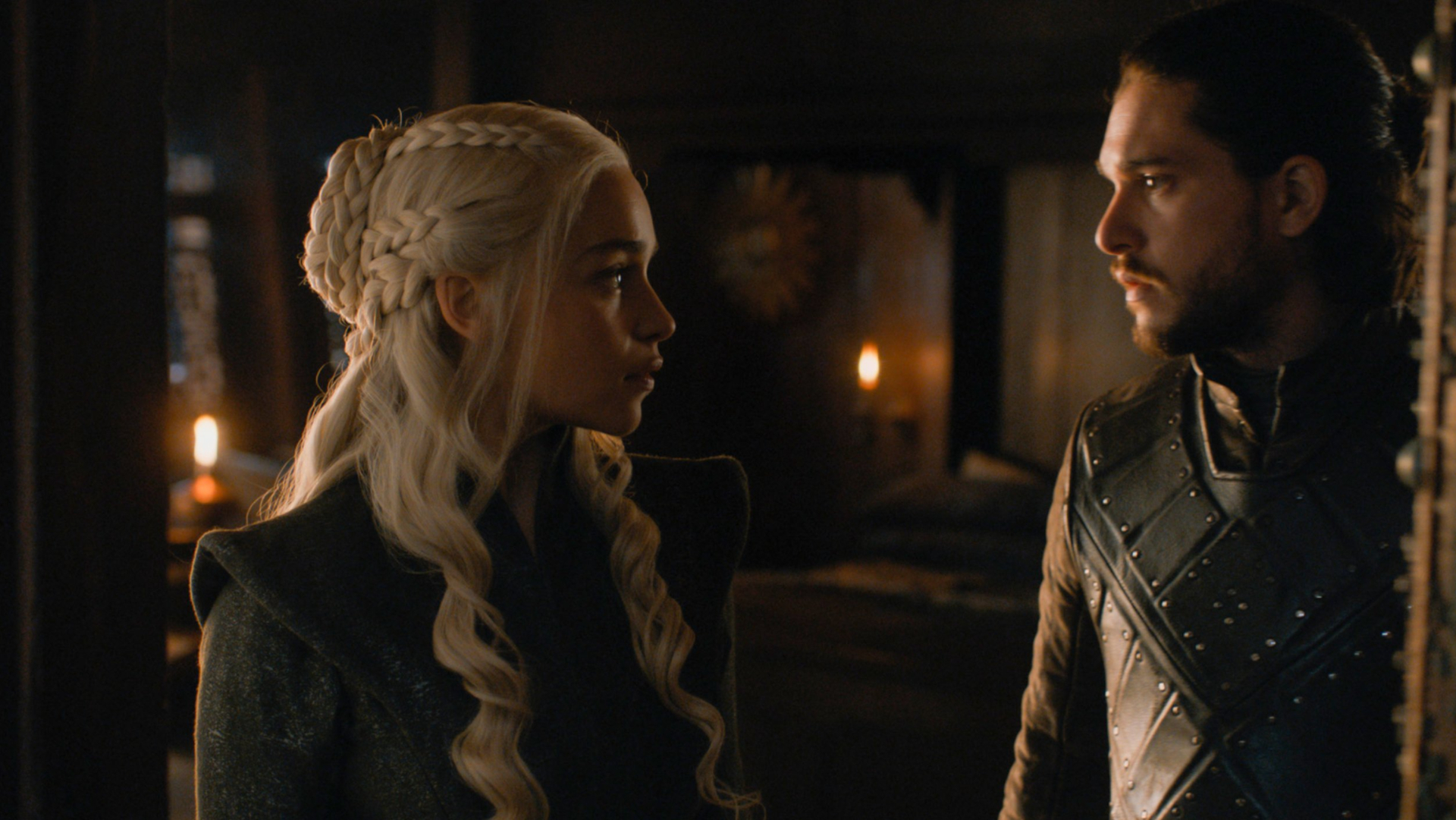 Daenerys e Jon se reunindo em seu quarto.
