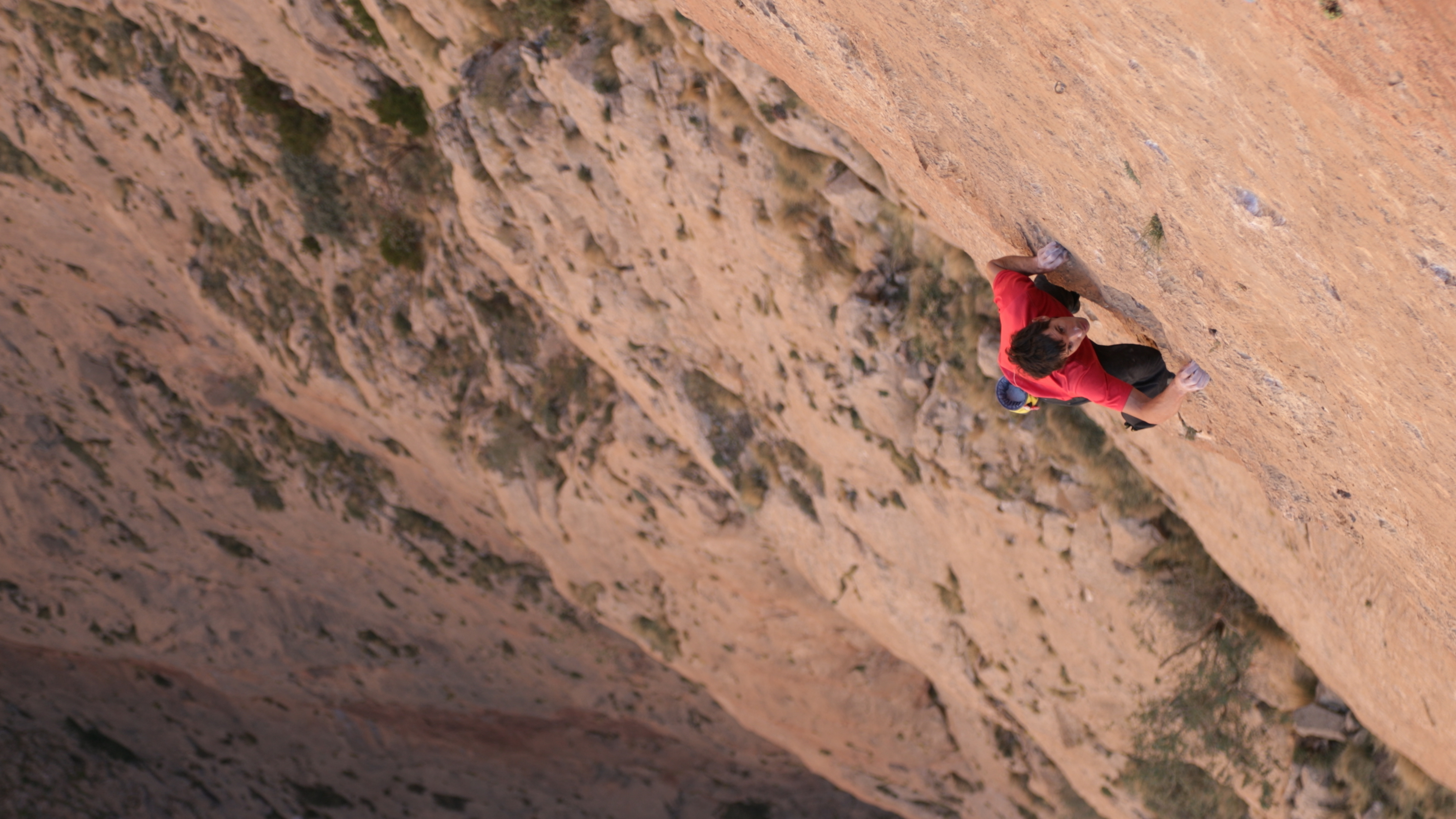 Alex Honnold escalando uma parede em uma cena de Edge of the Unknown.