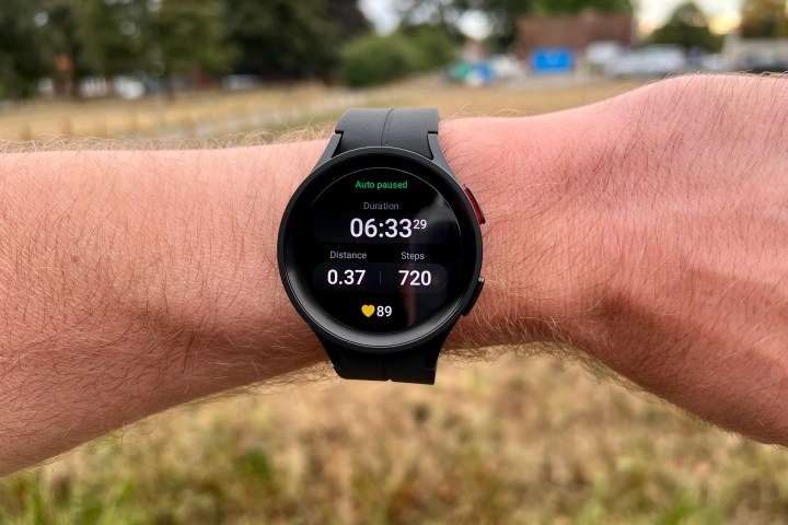 Il Galaxy Watch 5 Pro mostra i dati di allenamento sullo schermo.
