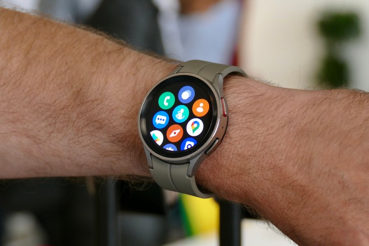 Samsung Galaxy Watch 5 Pro portée au poignet d'un homme.