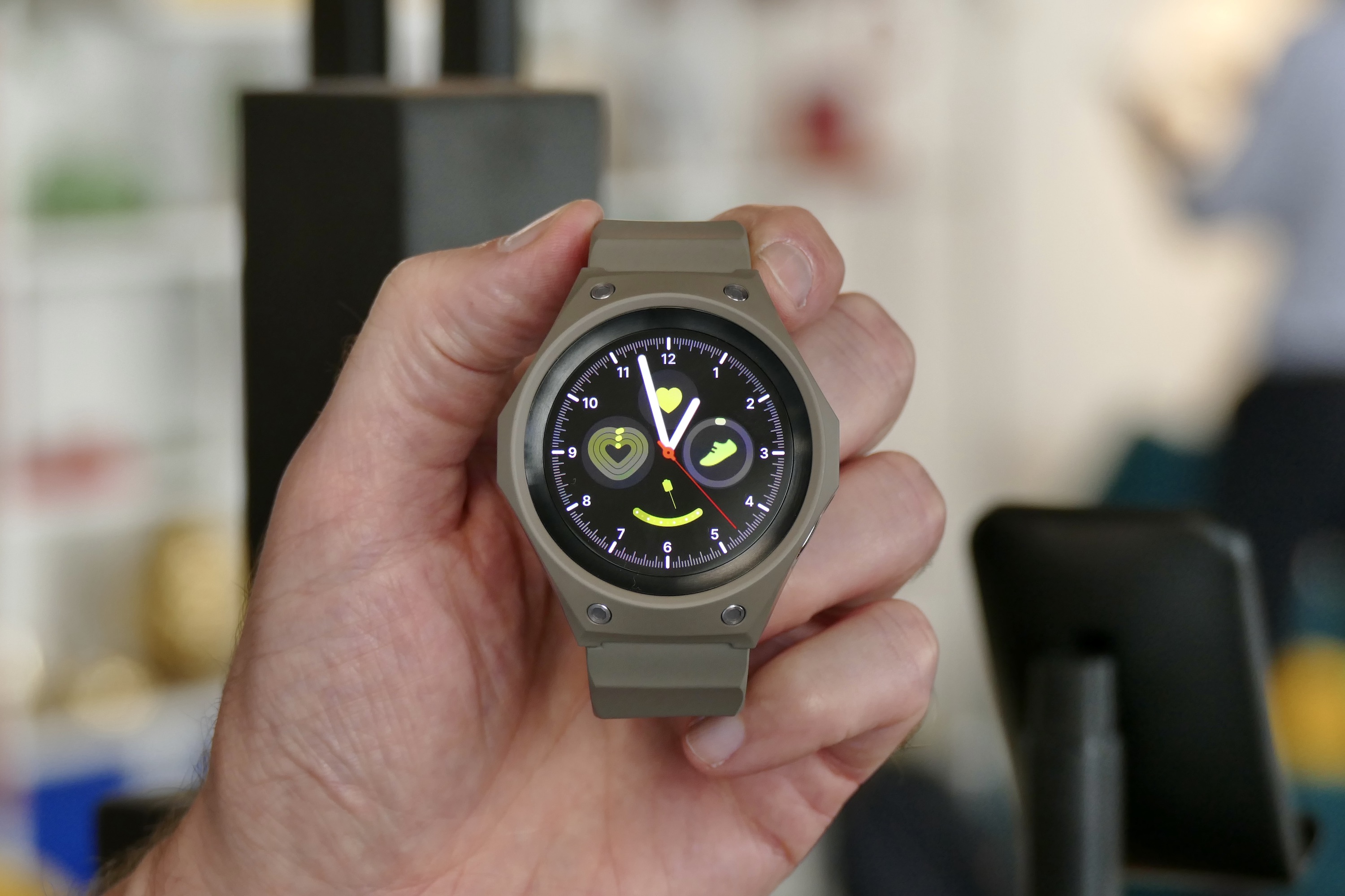 El Samsung Galaxy Watch 5 Pro con su resistente estuche instalado,